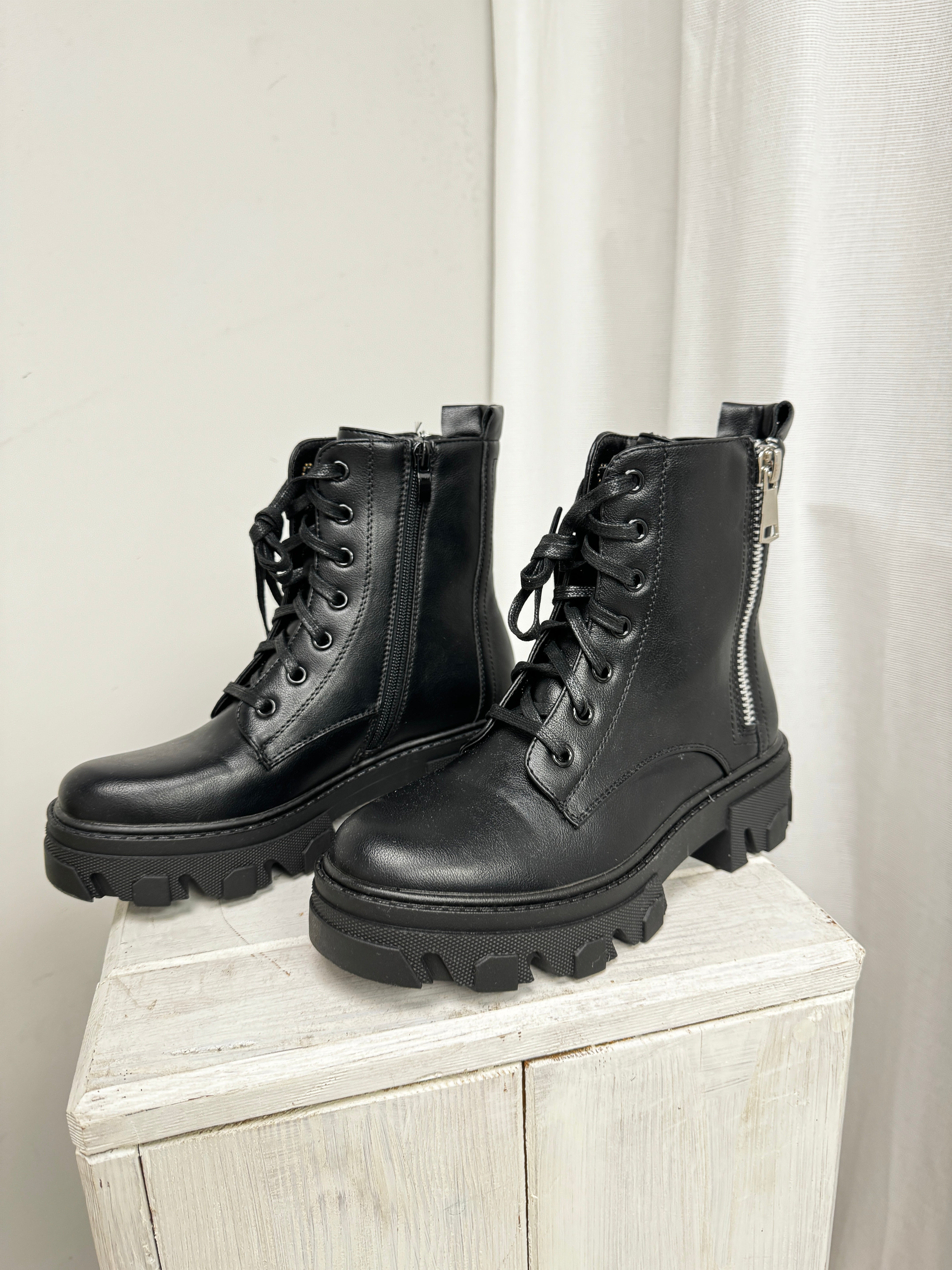 Lara boots black