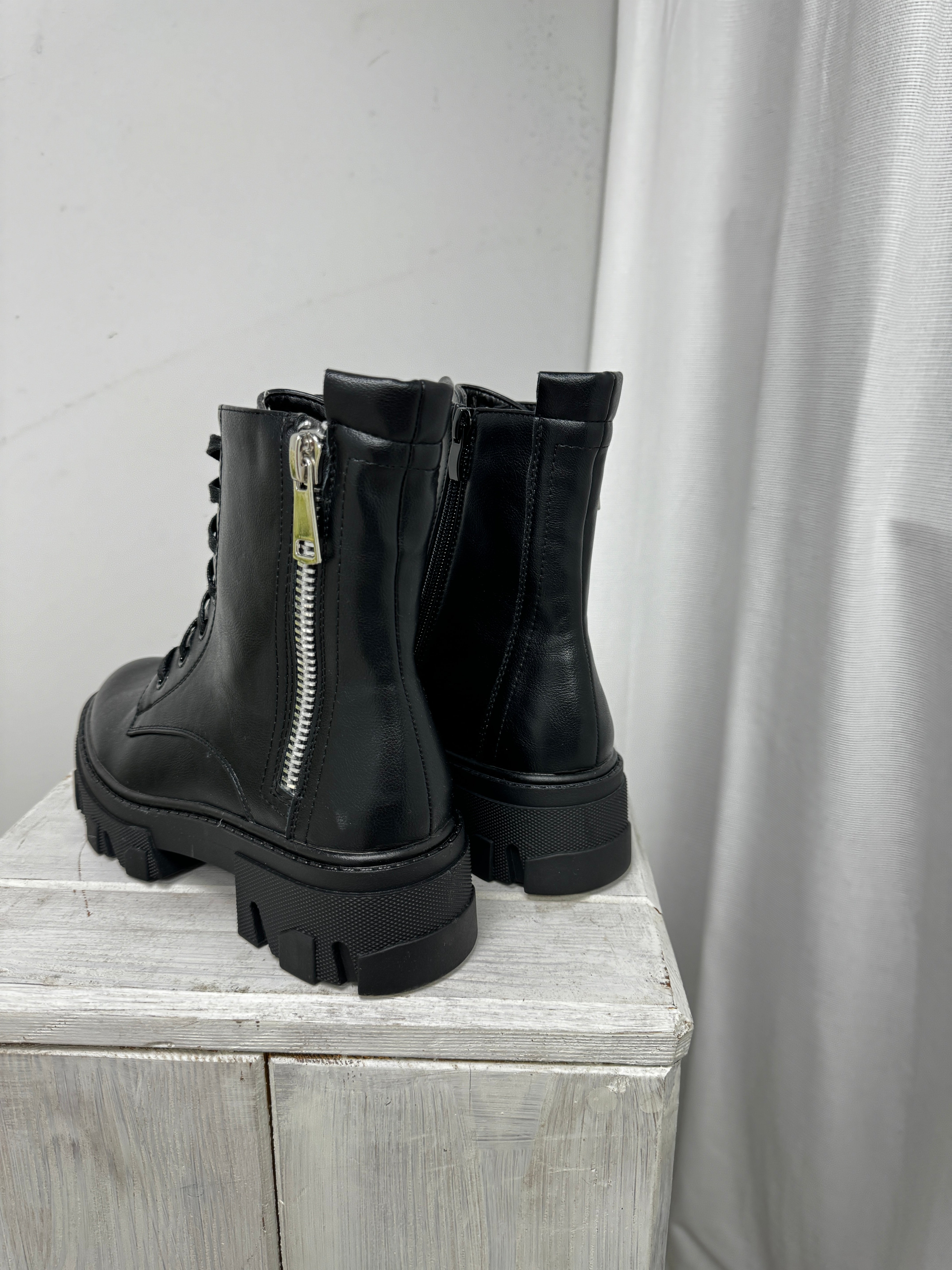 Lara boots black